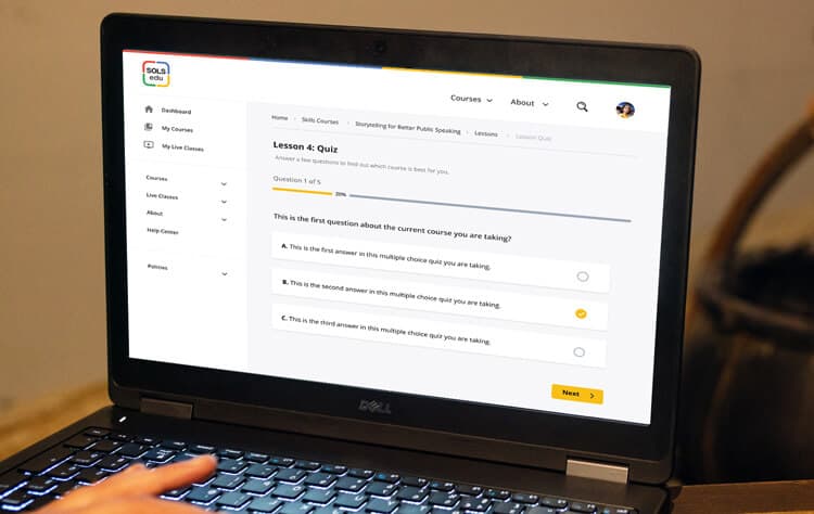 Komputer riba yang memaparkan kuiz pelajaran dalam SOLS edu Career Courses